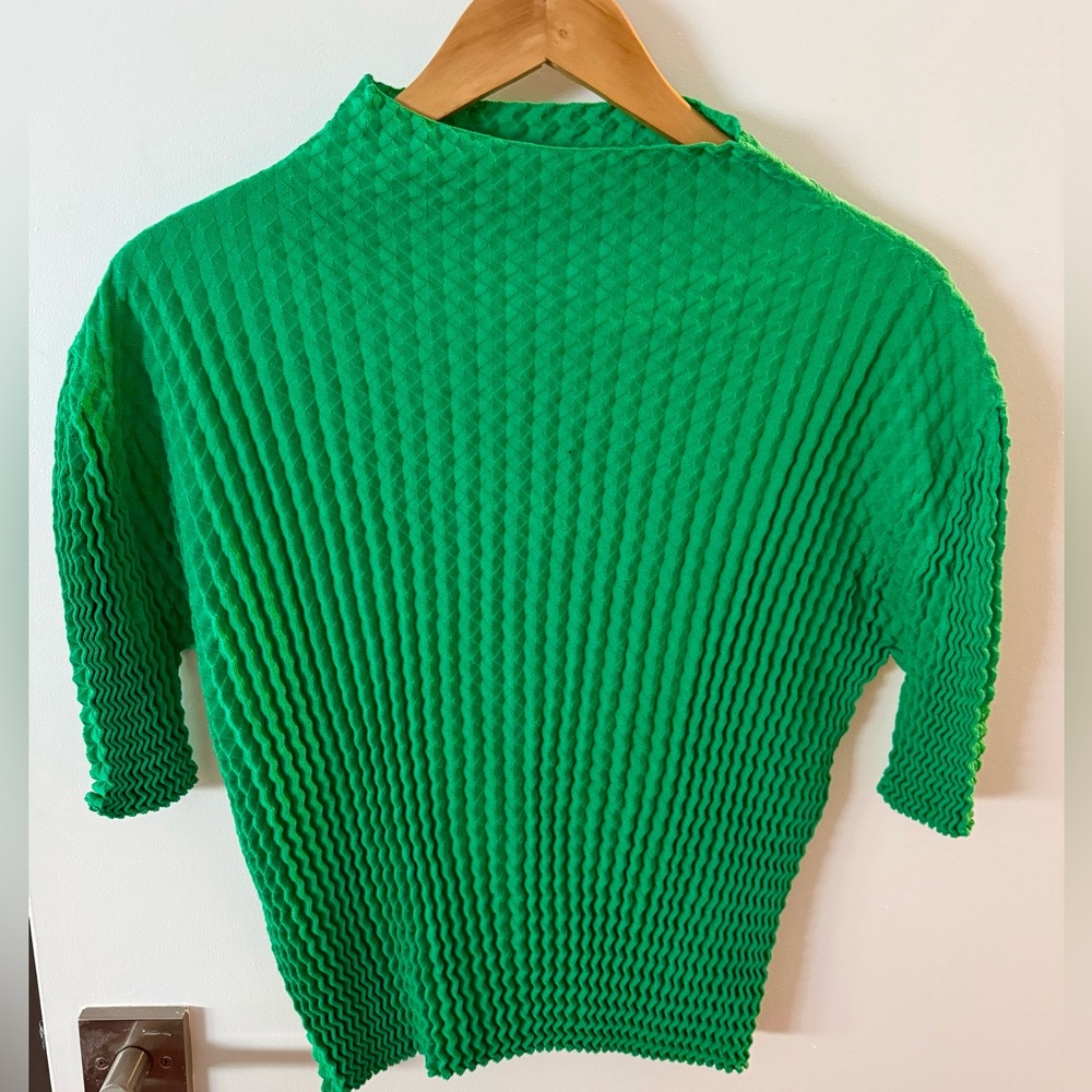 Issey Miyake Green Mock Neck Short Sleeve Pleated Blouse - Size 2JP, One Size
